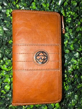 Relic Brown Leather Zip Wallet with Circular Logo